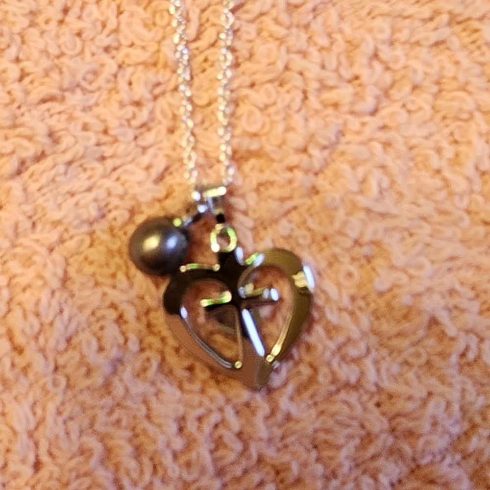 Cross pearl necklace